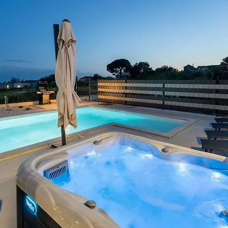 Willa Jasminka With Pool And Jacuzzi